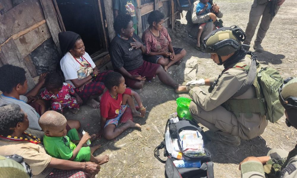 Satgas Damai Cartenz Laksanakan Patroli dan Layanan Kesehatan di Pengungsian Gigobak Sinak, Wujud Nyata Kepedulian kepada Warga