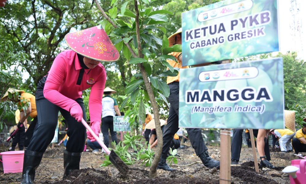 Peduli Lingkungan, Polres Gresik Bersama Bhayangkari Tanam Puluhan Pohon Produktif
