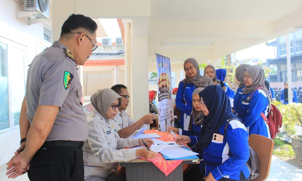 Polres Bojonegoro Gelar Pemeriksaan Kesehatan Gratis bagi Buruh Jelang May Day