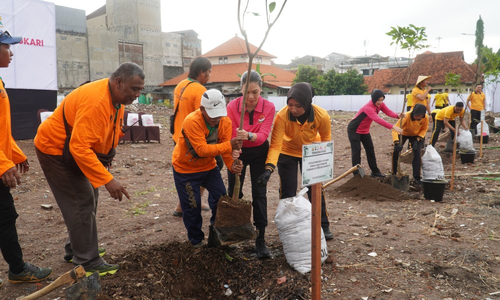 Bhayangkari Polrestabes Surabaya Hijaukan Lingkungan Asrama Polisi Koblen