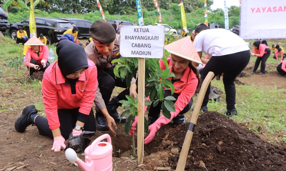 Hari Bumi, Polres Madiun Gandeng Perhutani Tanam Ribuan Bibit