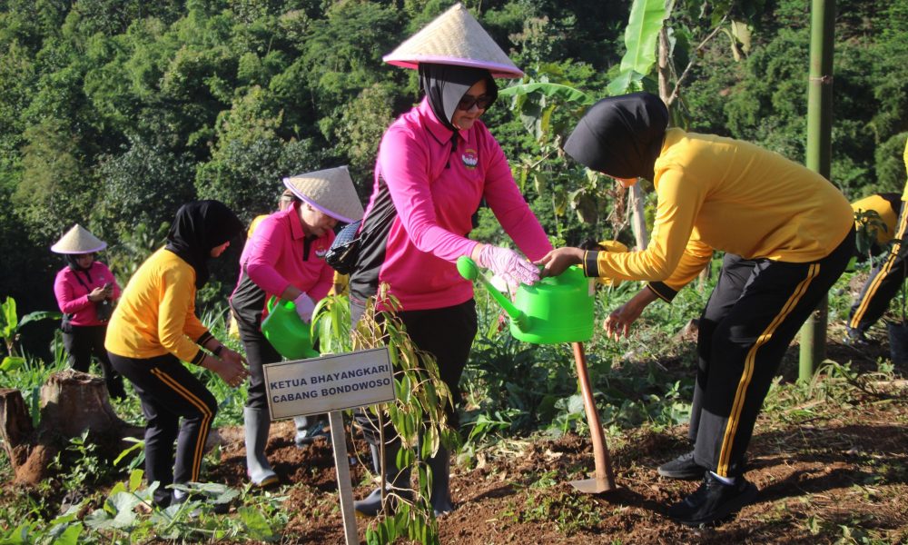 Gerakan Tanam Pohon, Polres Bondowoso Hijaukan Bukit Bintang