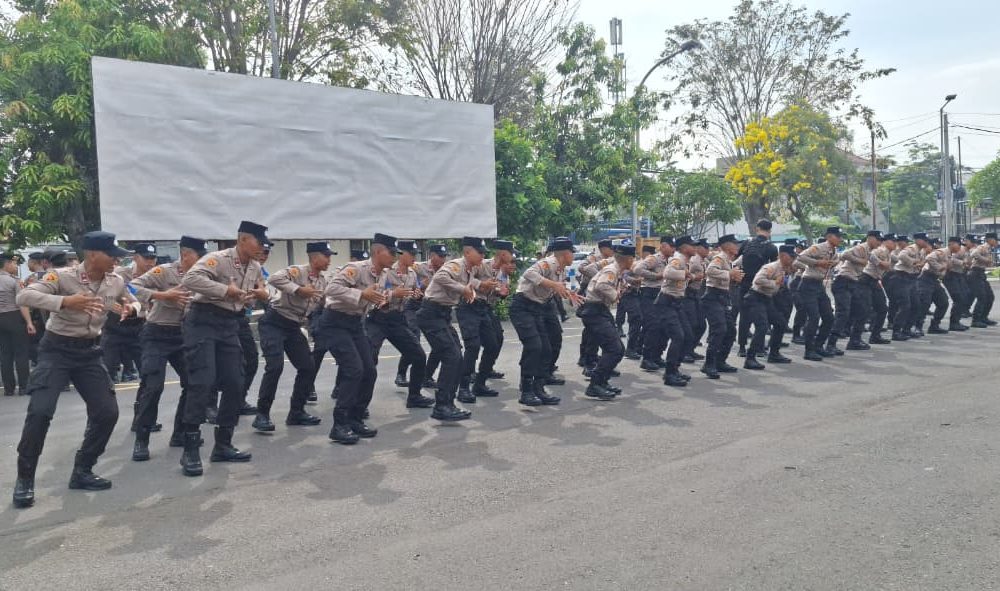 Kapolres Pasuruan Kota Sematkan Pita Latja Siswa Diktukba 2026 Berkemampuan Brimob