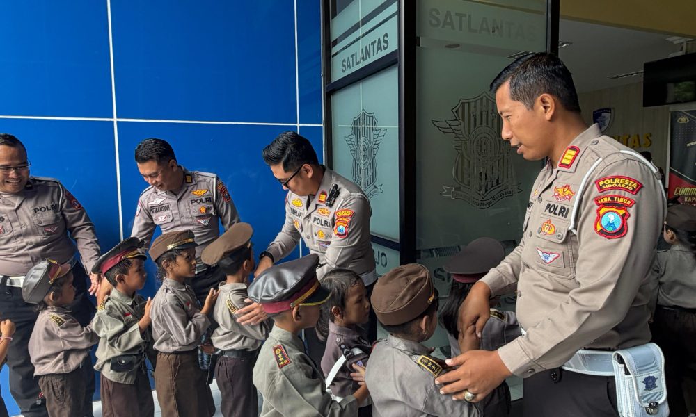 Polisi Sahabat Anak : Polresta Sidoarjo Edukasi Tertib Lalu Lintas Sejak Dini