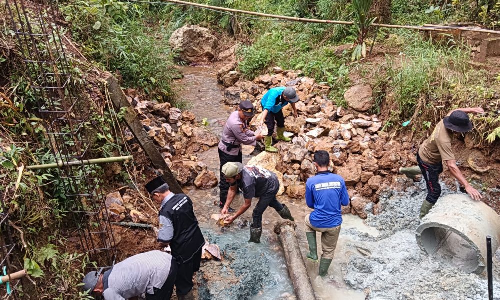 Sinergi untuk Negeri, Polres Trenggalek Bersama Warga Bangun Jembatan Merah Putih Presisi