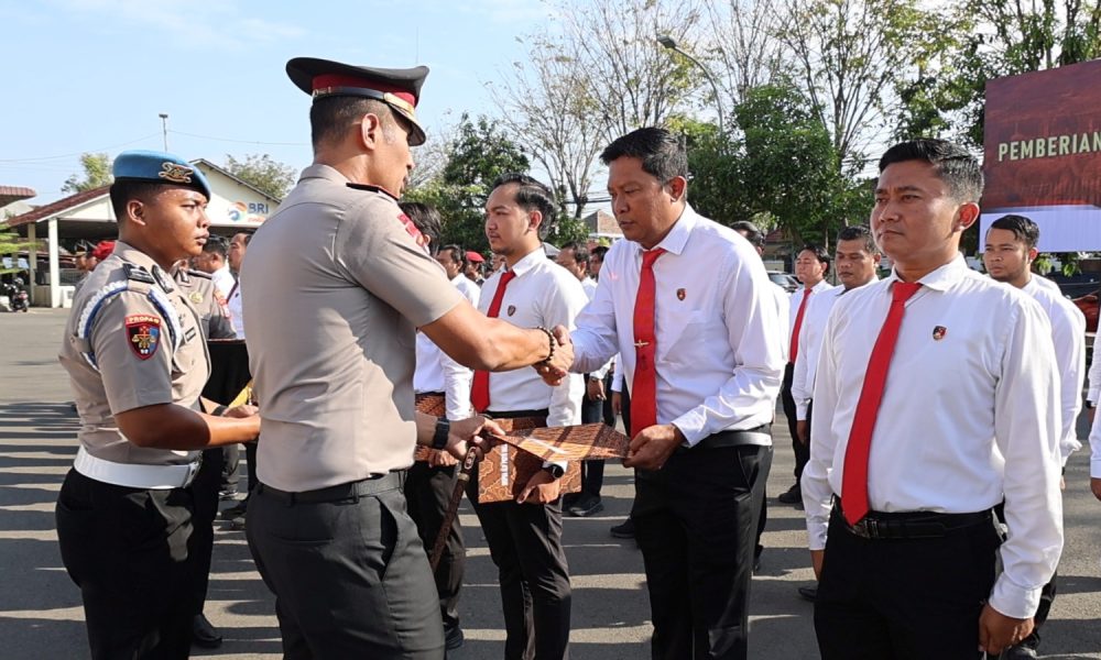 Wujud Apresiasi Kinerja Personel, Kapolres Pasuruan Kota Berikan Reward Kepada Kasat Resnarkoba dan 18 Anggota Berprestasi