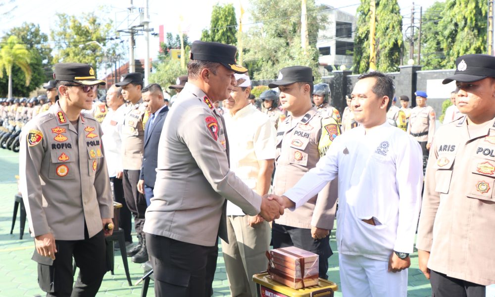 Sambut Hari Bhayangkara ke-80 Kapolda Jatim Bagikan 2.055 Kitab Suci