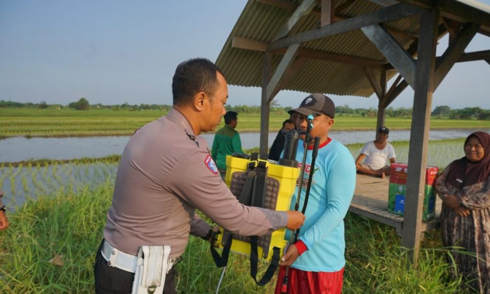 Polisi Peduli Petani, Satlantas Polres Pasuruan Kota Serahkan Alat Semprot Pertanian untuk Kelompok Tani Dusun Kepel