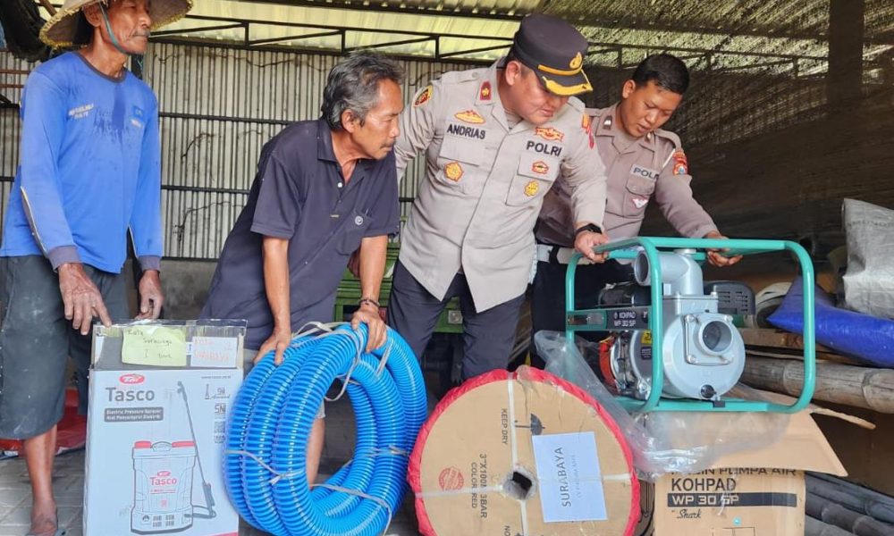 Polres Pelabuhan Tanjungperak Salurkan Bantuan Alat Pertanian Dukung Ketahanan Pangan Nasional