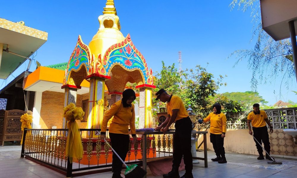 Sambut Hari Bhayangkara ke-80, Polres Malang Bersih-Bersih Vihara di Lawang
