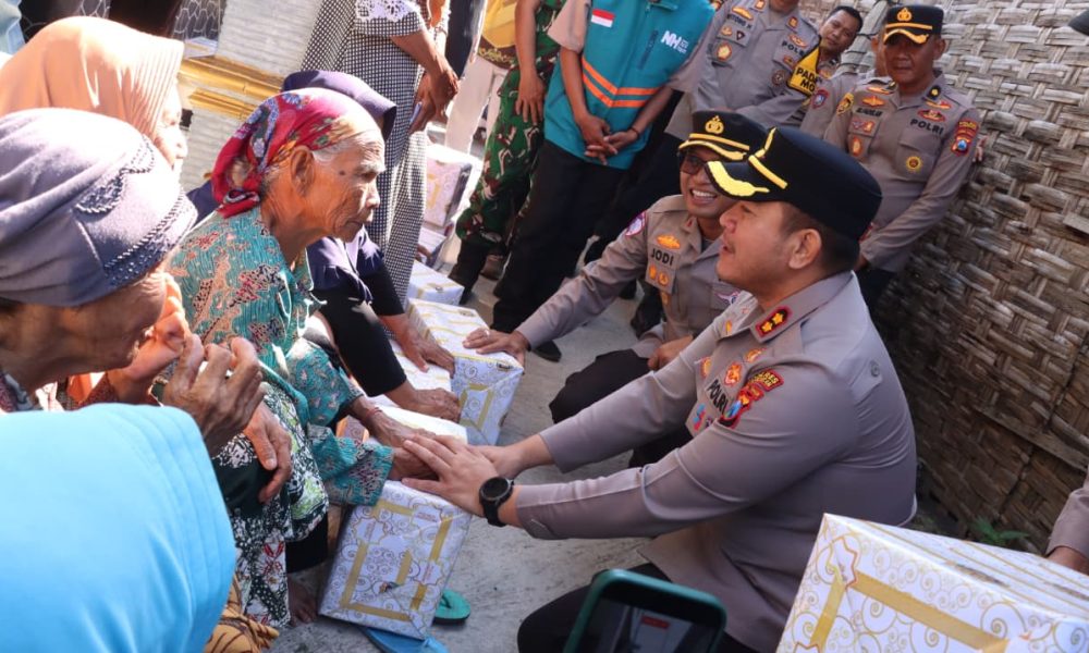 Sambut Hari Bhayangkara ke-80, Polres Lamongan Bedah Rumah Warga Tak Layak Huni dan Salurkan Bansos