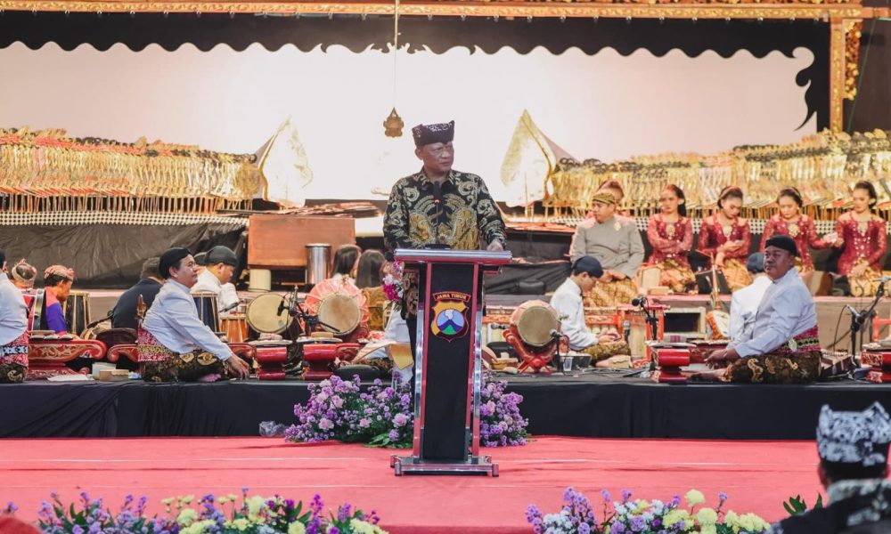 Kapolda Jatim Gaungkan Semangat Jogo Jawa Timur di Pagelaran Wayang Kulit Hari Bhayangkara ke – 80
