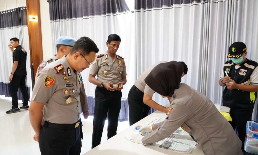 Komitmen Bersih Narkoba, Kapolres Situbondo Jalani Tes Urine bersama PJU dan Kapolsek Jajaran