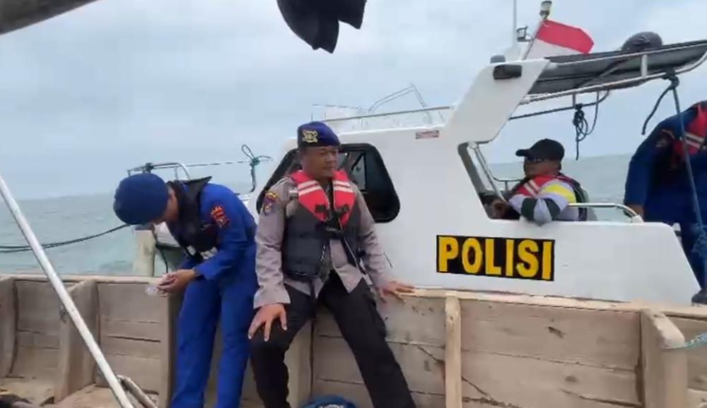 Nelayan Hilang Terjatuh ke Laut Akibat Dihantam Ombak di Perairan Kraton, Satpolairud Polres Pasuruan Kota Lakukan Pencarian