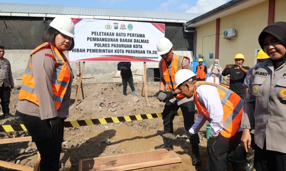 Kapolres Pasuruan Kota Letakkan Batu Pertama Tanda Dimulainya Pembangunan Barak Dalmas