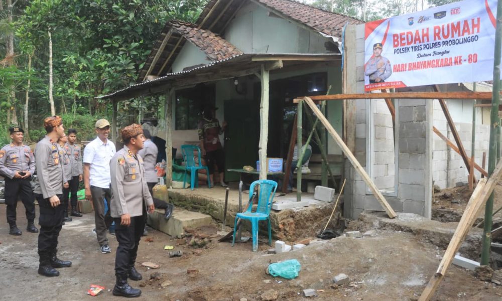 Hari Bhayangkara ke-80: Polres Probolinggo Turun ke Pelosok Desa Salurkan Bansos Bedah Rumah
