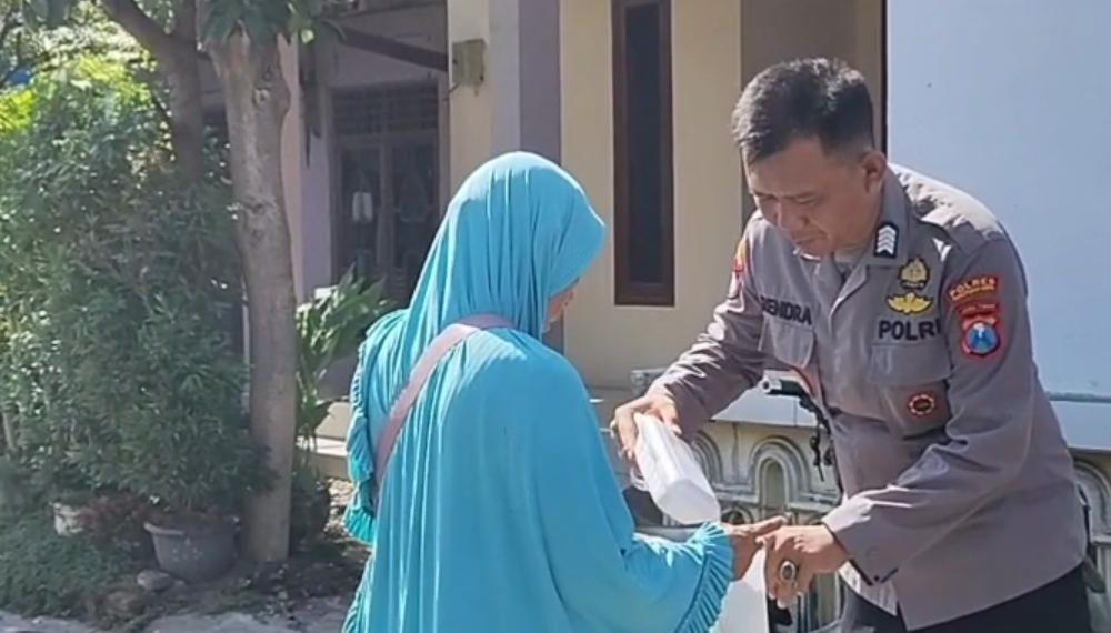 Kanit Binmas Polsek Kraton Polres Pasuruan Kota Gelar Jumat Berkah Bersama Pemuda Guyub Rukun Desa Kebotohan