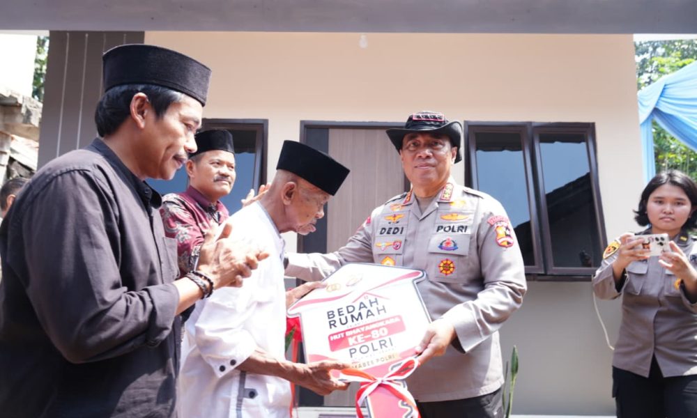 Sambut Hari Bhayangkara ke-80, Polri Bedah 80 Rumah Layak Huni, Bapak Usin (85) Kini Miliki Rumah Baru Berpanel Surya