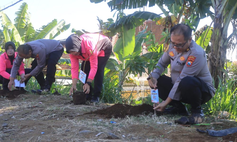 Peduli Lingkungan, Polres Probolinggo Tanam Puluhan Pohon Kado Hari Bhayangkara ke – 80