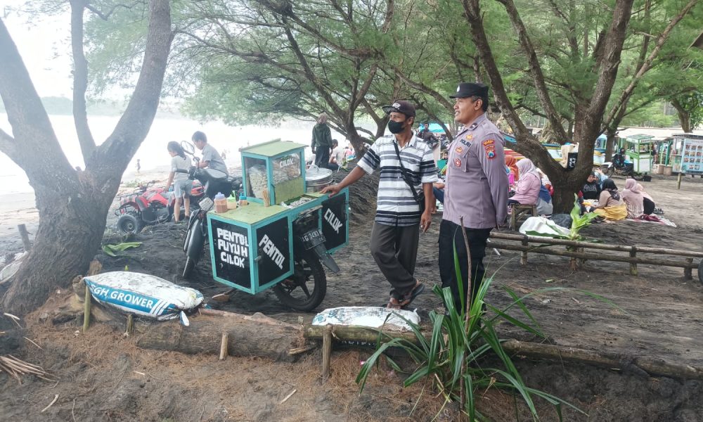 Layanan Pengamanan Polres Blitar Patroli Dialogis di Wisata Pantai Serang