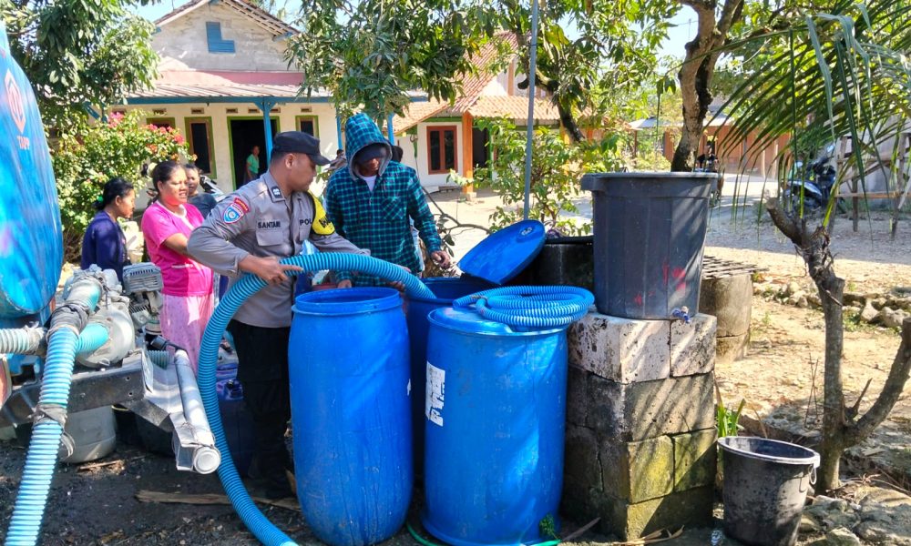Polres Bojonegoro Salurkan 16 Ribu Liter Air Bersih untuk Warga Terdampak Kemarau di Ngambon