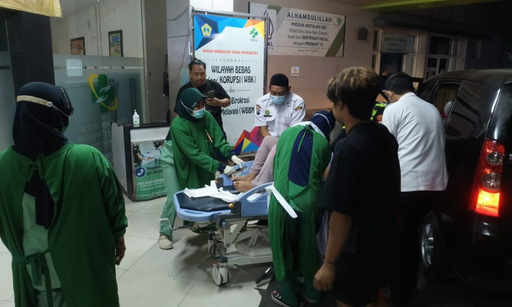 Aksi Heroik Satlantas Polres Gresik Selamatkan Wanita yang Hendak Melahirkan