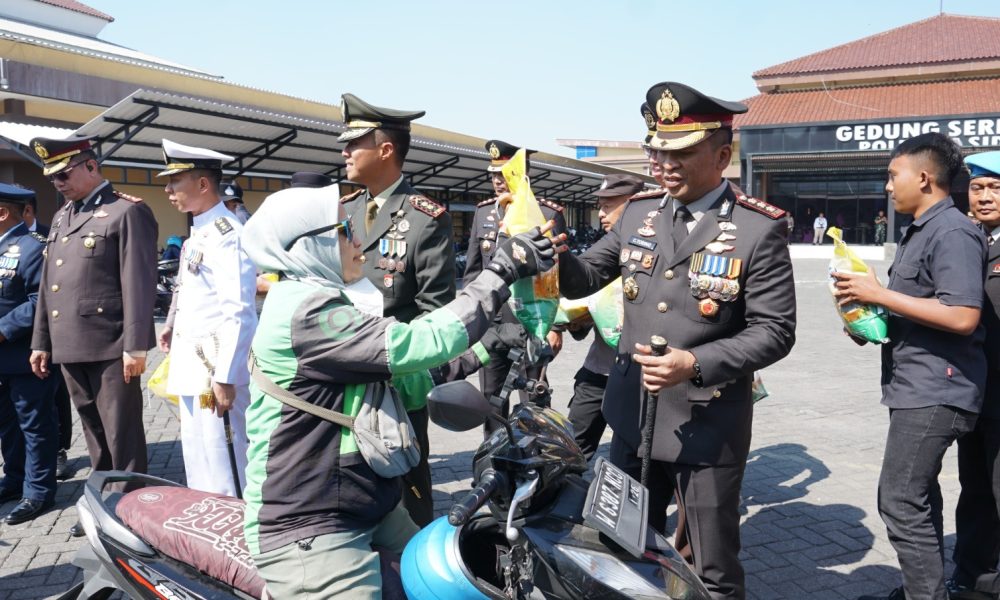 Hari Bhayangkara Ke-80, Polresta Sidoarjo Salurkan Bantuan 3 ton Beras untuk Masyarakat