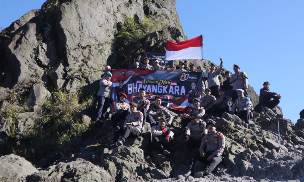 Polres Blitar bersama Komunitas Pecinta Alam Peringati Hari Bhayangkara ke-80 di Gunung Kelud
