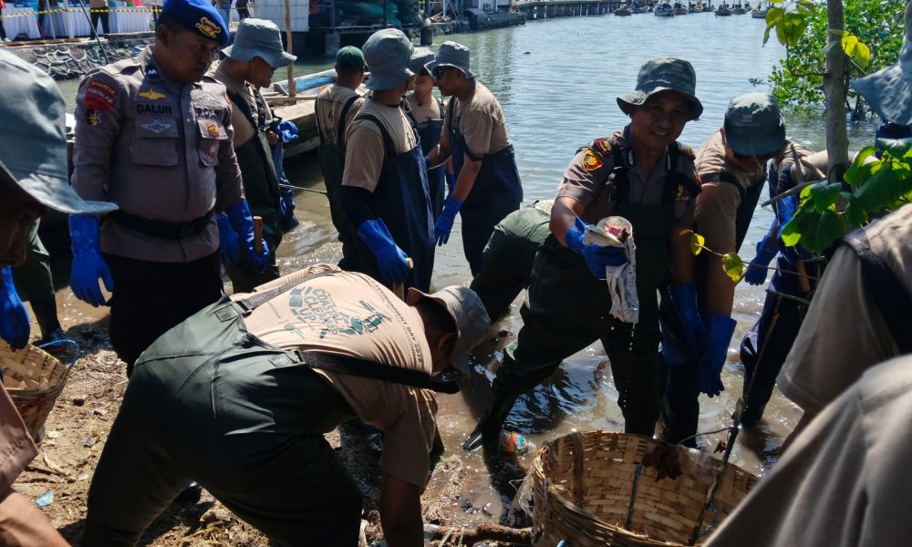 Sinergi Bersih – bersih Pantai, Polres Gresik Wujudkan Indonesia ASRI