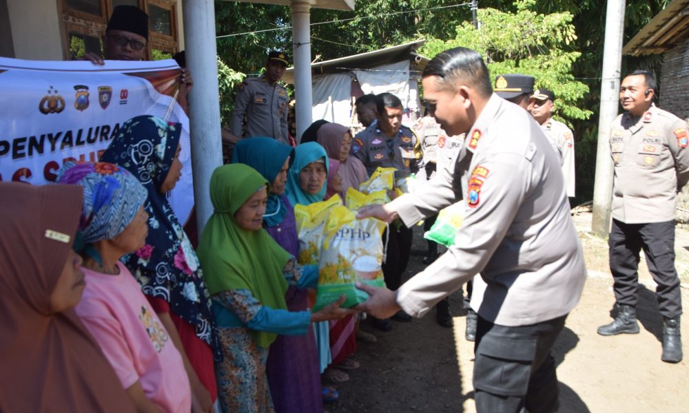 Polres Bondowoso Salurkan Bantuan Beras untuk Warga Curahpoh di Hari Bhayangkara – ke 80