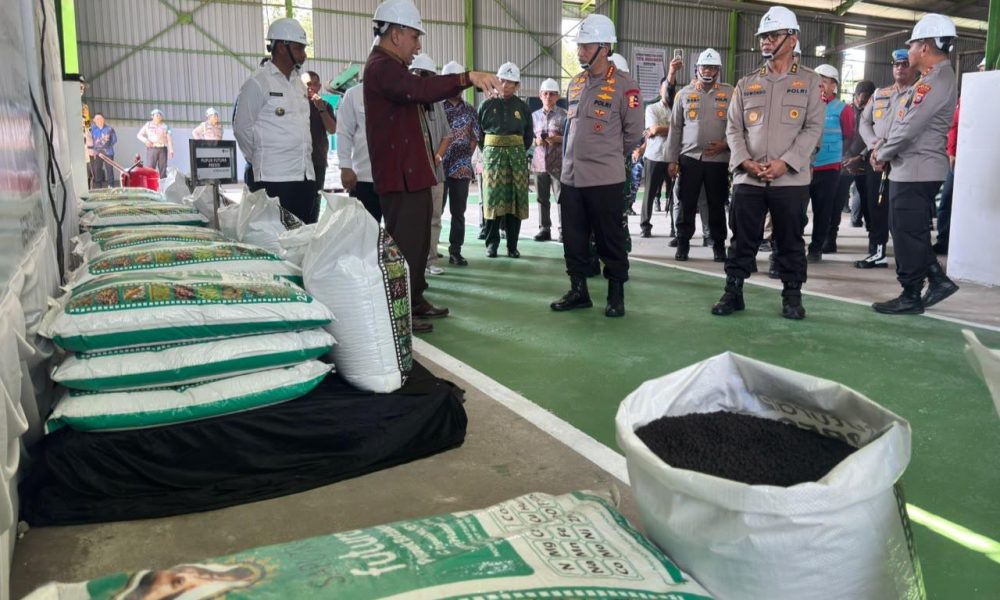 Kapolri Tinjau Pabrik Pupuk Batu Bara di Kampar, Lepas Distribusi 80 Ton Pupuk untuk Kelompok Tani Riau