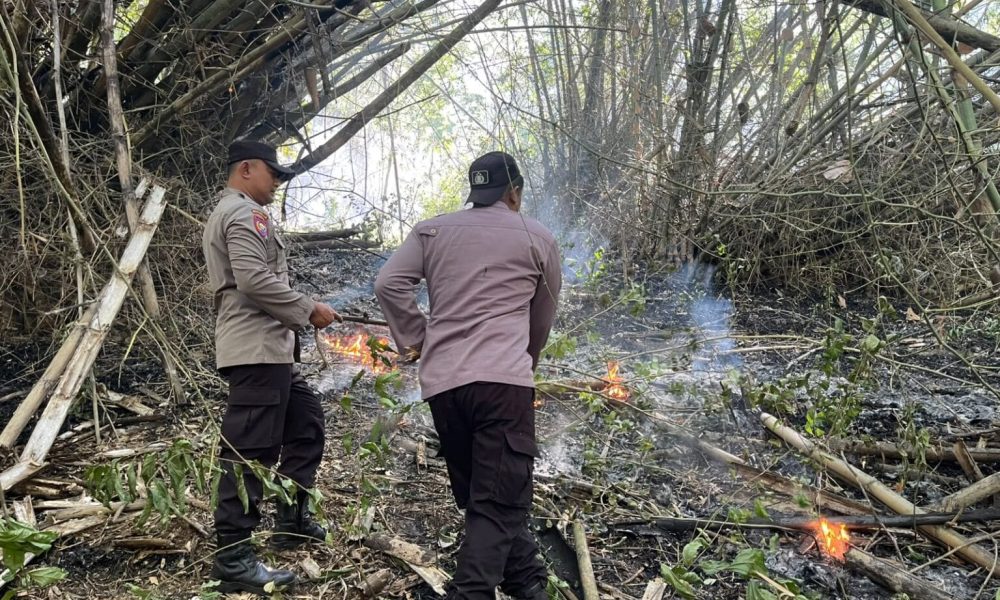 Polres Trenggalek Terjunkan Personel Jajaran Padamkan Api di Gunung Orak Arik