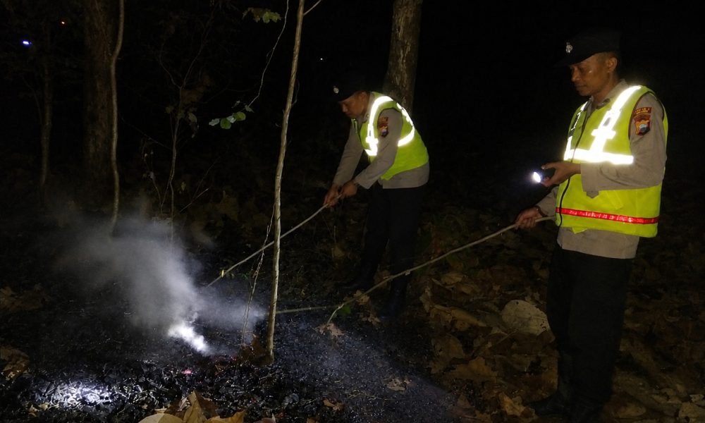 Respon Cepat Laporan Call Center 110, Polsek Kedunggalar Berhasil Padamkan Kebakaran Lahan di Ngawi