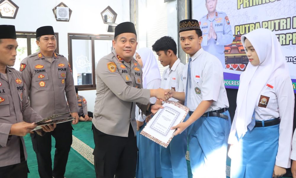 Kapolres Jombang Serahkan Beasiswa kepada Putra-Putri Pegawai Negeri Pada Polri Berprestasi