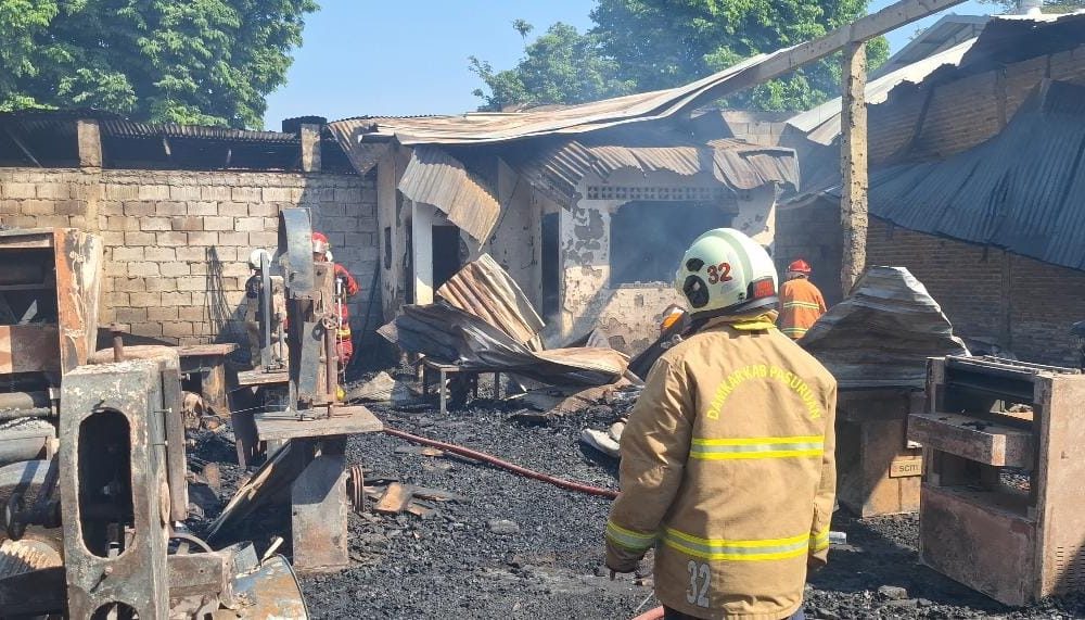 Gudang Meubel di Pergudangan Randusari Terbakar, Polres Pasuruan Kota Gerak Cepat Lakukan Penanganan