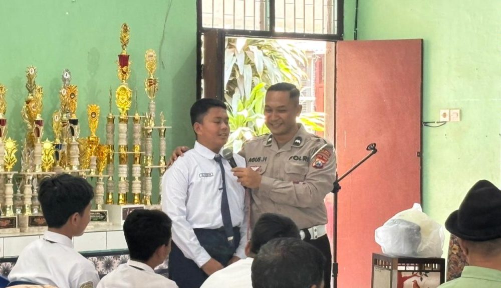Mahameru Lantas Hadir di SMPN 4 Pasuruan, Satlantas Polres Pasuruan Kota Edukasi Pelajar tentang Keselamatan Berkendara