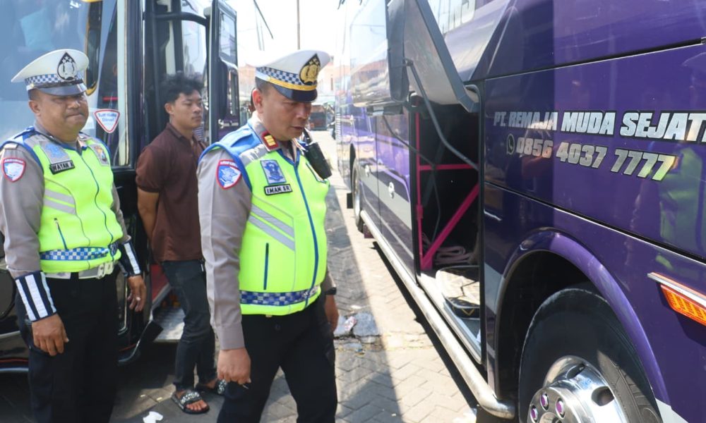 Cegah Kecelakaan, Polres Pelabuhan Tanjung Perak Gelar Ramp Check Bus Peziarah di Sunan Ampel