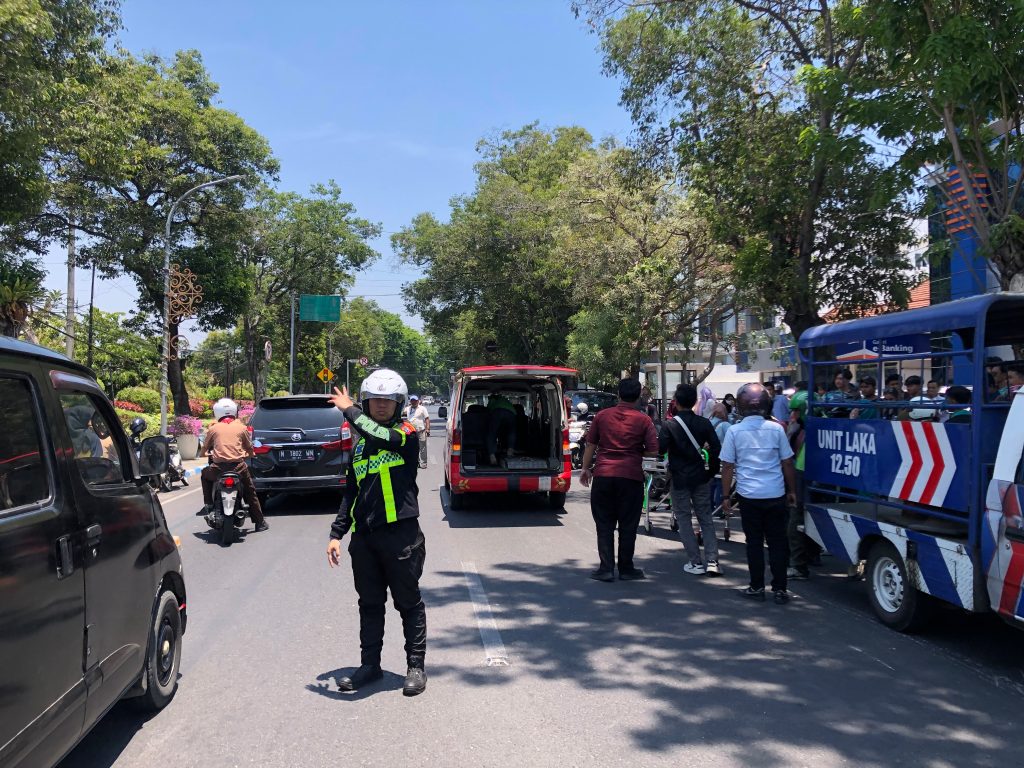 Sigap Tangani Kecelakaan, Satlantas Polres Pasuruan Kota Bantu Evakuasi Korban dan Kendaraan di Jalan Pahlawan