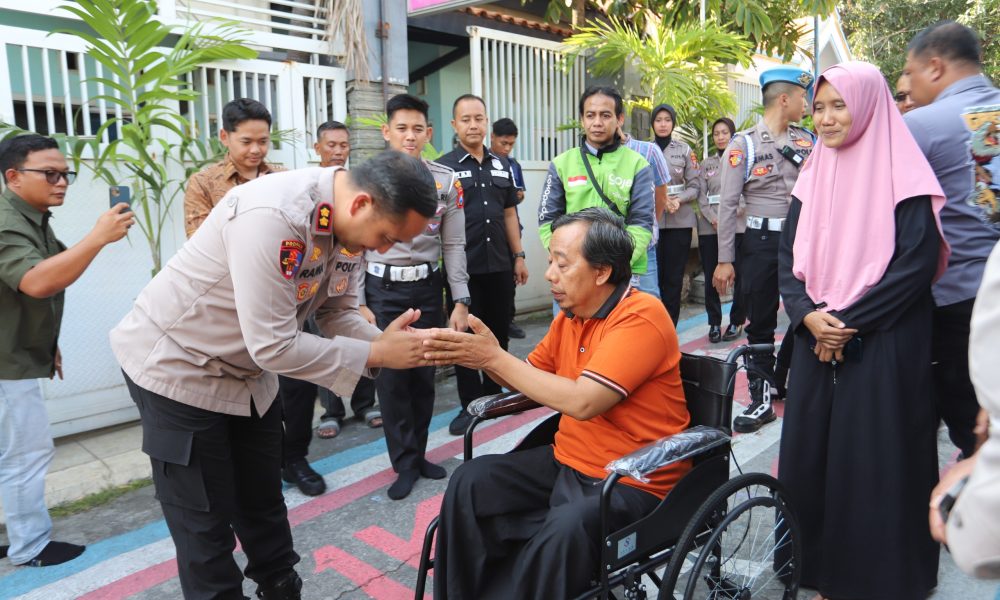 Sentuh Hati! Aksi Cepat Polres Gresik Selamatkan Ekonomi Keluarga Driver Ojol Korban Kecelakaan