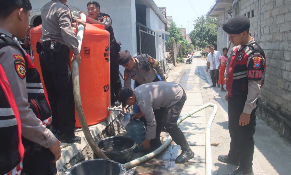 Atasi Kekeringan, Polres Blitar Kota Salurkan 3.000 Liter Air Bersih ke Kelurahan Sentul