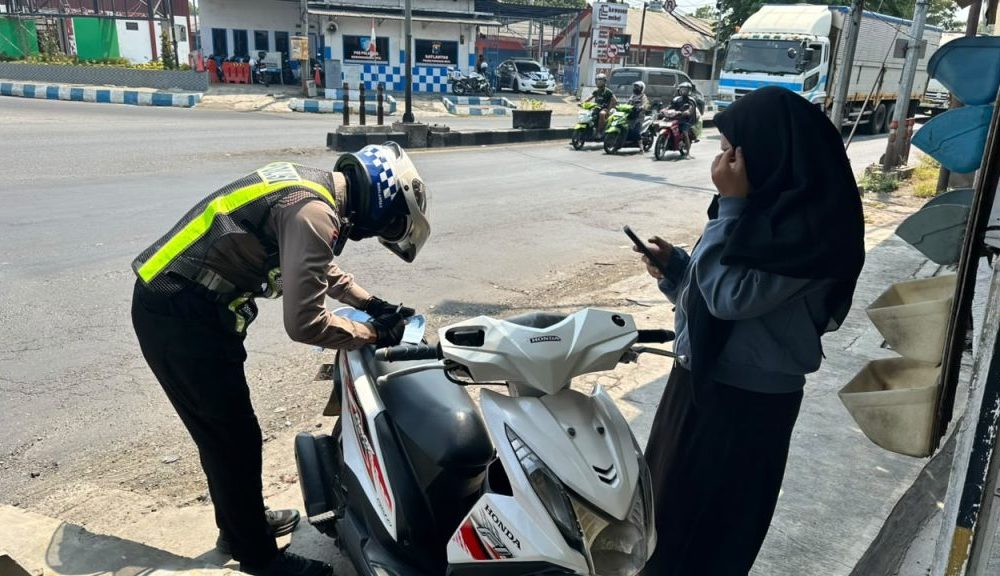 Satlantas Polres Pasuruan Kota Gencarkan Edukasi Tertib Berlalu Lintas, Pengendara Dihimbau Patuhi Aturan