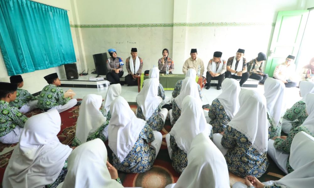 Polisi Peduli Pendidikan: Kapolres Bojonegoro Ajak Santri Al-Fatimah Jauhi Judol dan Bullying