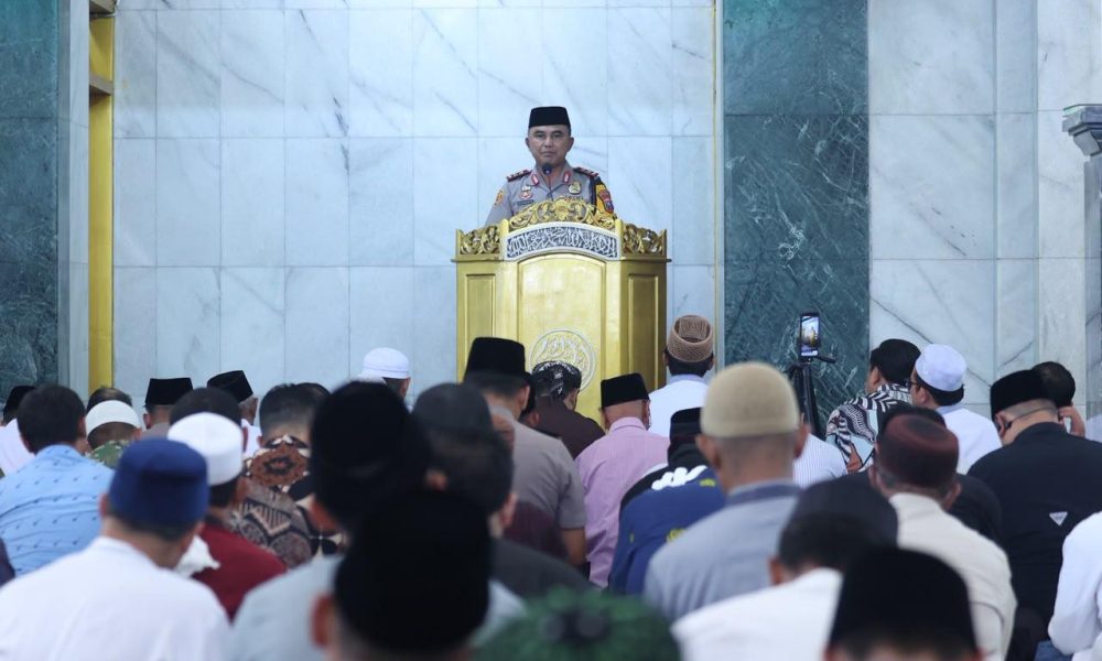 Sinergi Kamtibmas, Kapolda Jatim Implementasikan Program ‘Polisi Bersama Masyarakat’ lewat Jumat Keliling