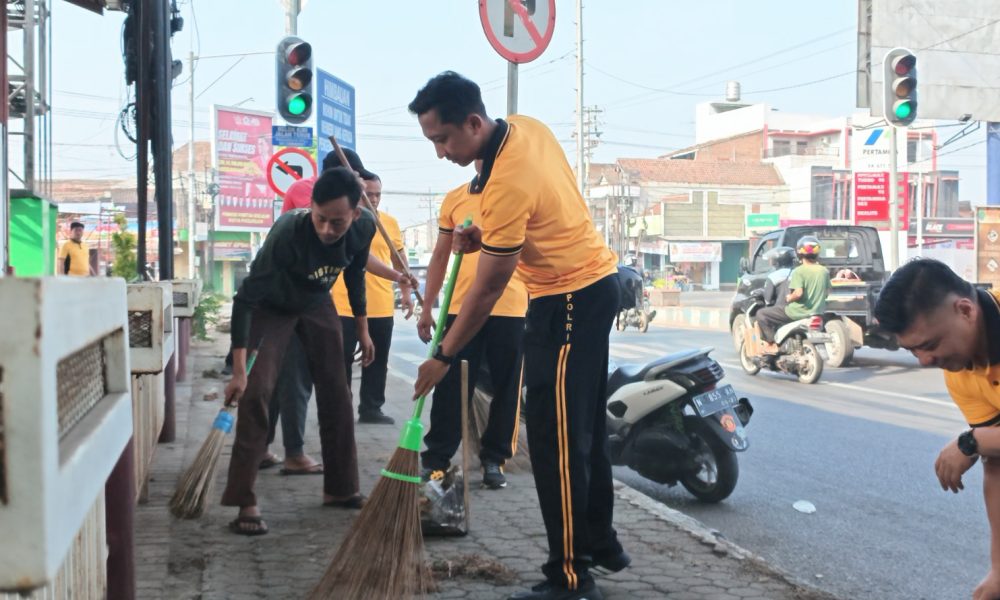 Wujudkan Green Policing, Kapolres Pasuruan Kota Pimpin Kurve Bersama Warga Bersihkan Pasar Kebonagung